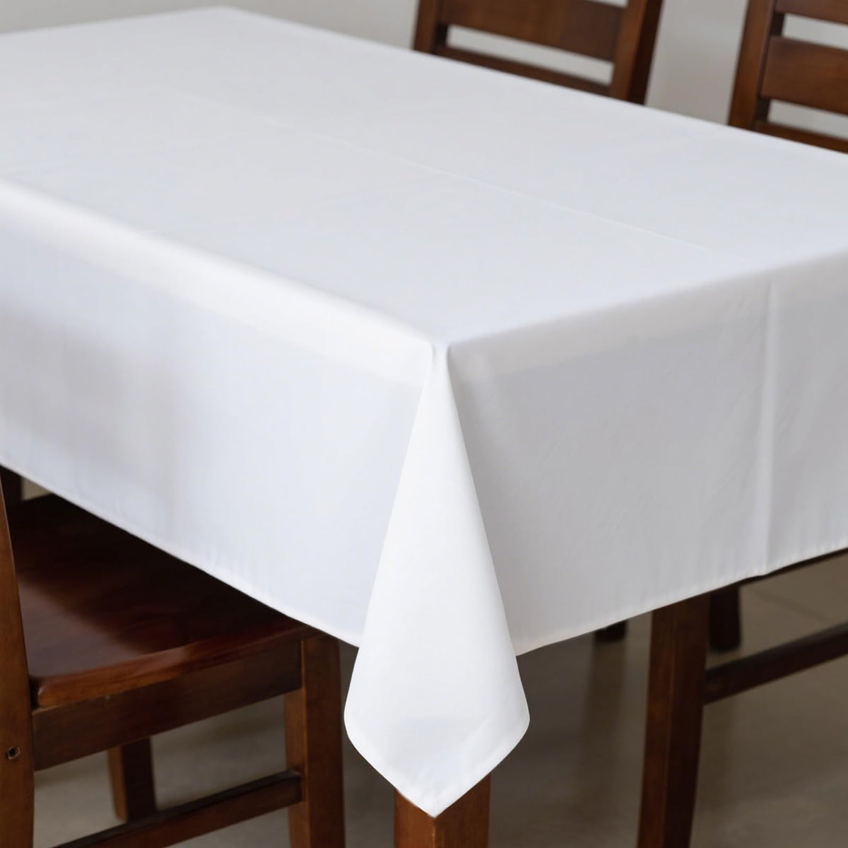 MRJ 70 Inch Round White Tablecloth Stain and Wrinkle Resistant Washable Polyester Table Cloth for Restaurant Hotel Wedding