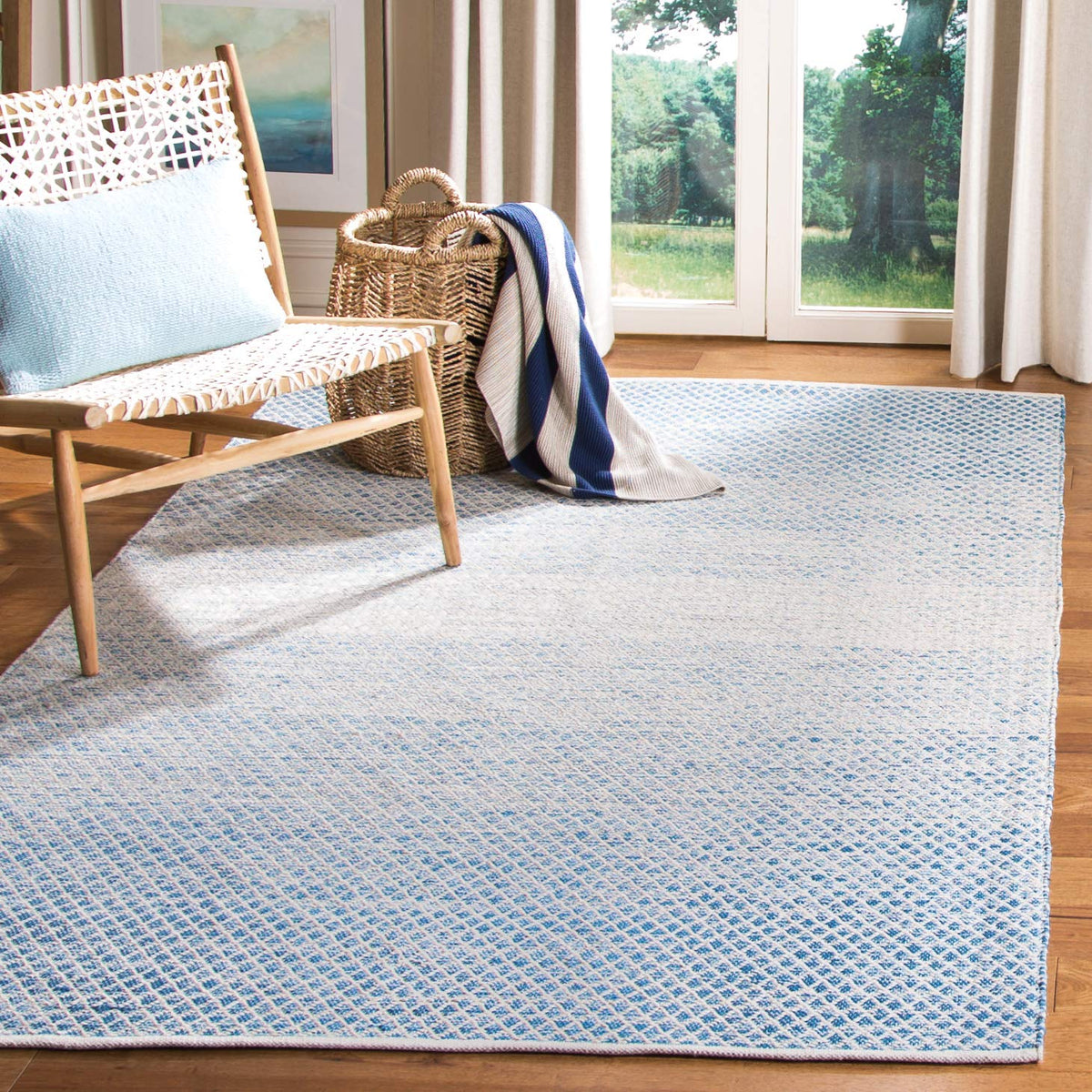 SAFAVIEH Montauk Collection Accent Rug - 4' x 6', Navy & Ivory, Handmade Cotton, Ideal for High Traffic Areas in Entryway, Living Room, Bedroom (MTK601C)
