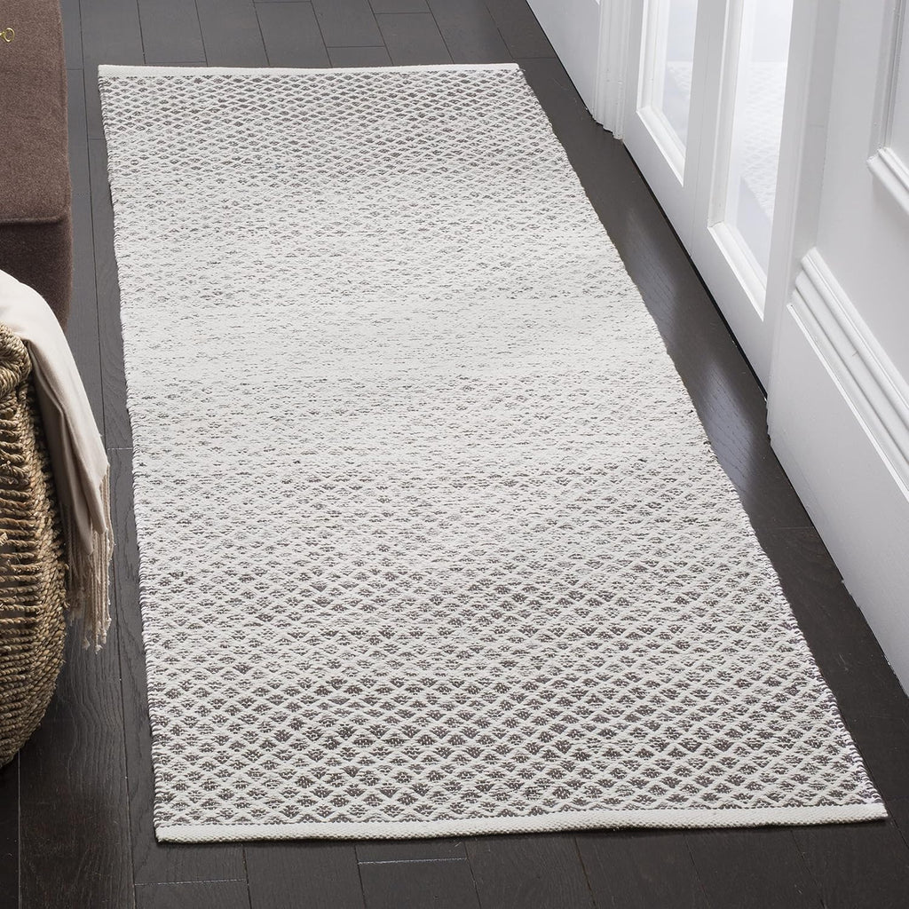 SAFAVIEH Montauk Collection Accent Rug - 4' x 6', Navy & Ivory, Handmade Cotton, Ideal for High Traffic Areas in Entryway, Living Room, Bedroom (MTK601C)