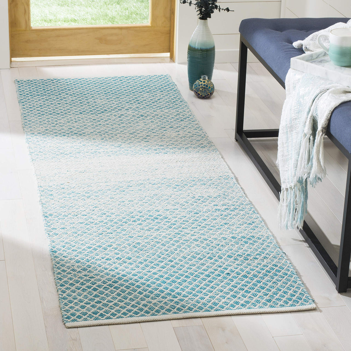 SAFAVIEH Montauk Collection Accent Rug - 4' x 6', Navy & Ivory, Handmade Cotton, Ideal for High Traffic Areas in Entryway, Living Room, Bedroom (MTK601C)