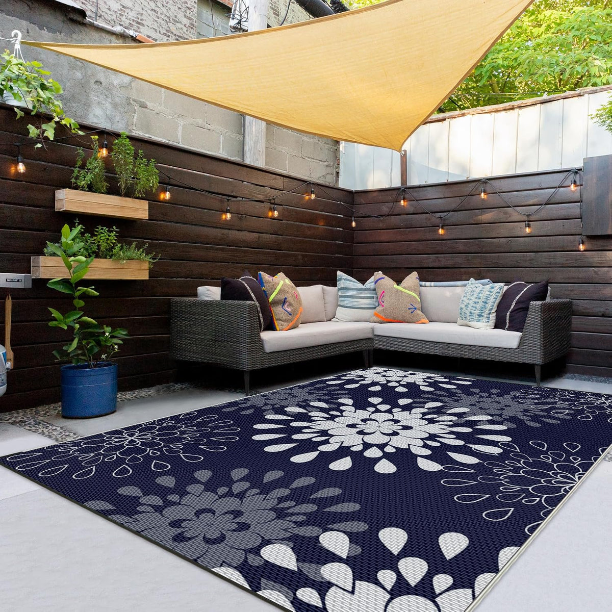 Wallona Outdoor Rug 5x8 ft, Flower Blue & White