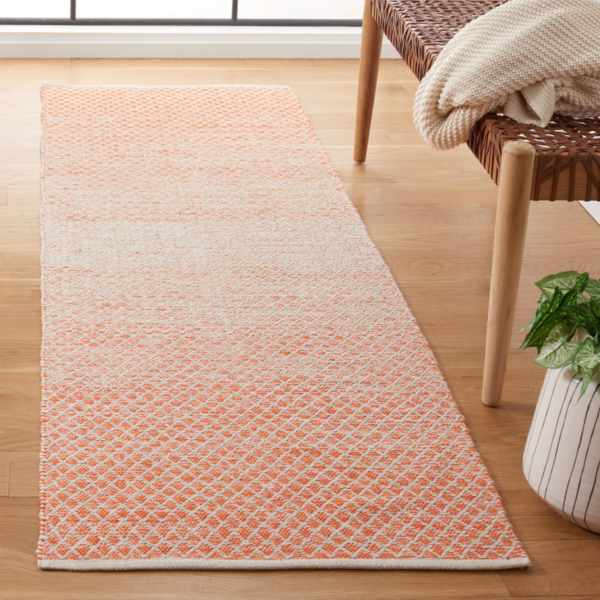 SAFAVIEH Montauk Collection Accent Rug - 4' x 6', Navy & Ivory, Handmade Cotton, Ideal for High Traffic Areas in Entryway, Living Room, Bedroom (MTK601C)