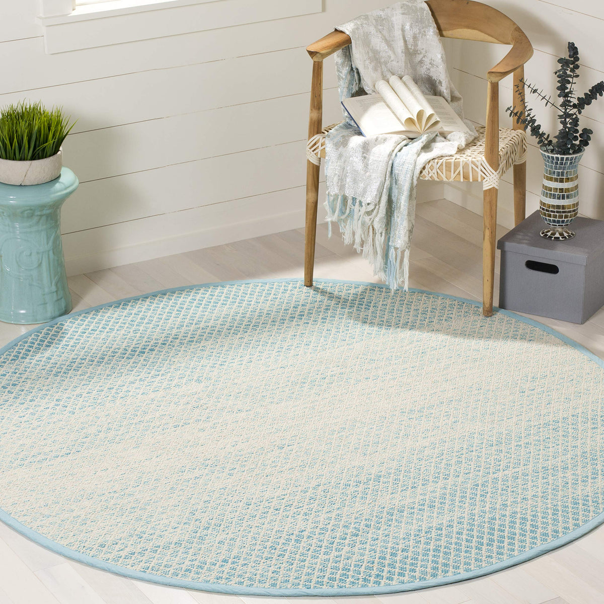 SAFAVIEH Montauk Collection Accent Rug - 4' x 6', Navy & Ivory, Handmade Cotton, Ideal for High Traffic Areas in Entryway, Living Room, Bedroom (MTK601C)