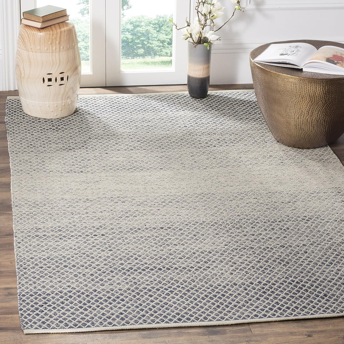 SAFAVIEH Montauk Collection Accent Rug - 4' x 6', Navy & Ivory, Handmade Cotton, Ideal for High Traffic Areas in Entryway, Living Room, Bedroom (MTK601C)