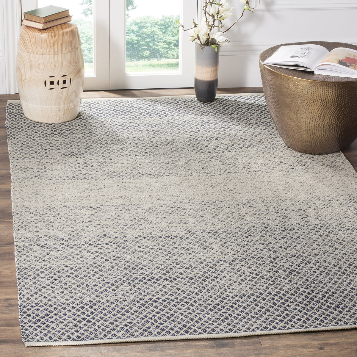 SAFAVIEH Montauk Collection Accent Rug - 4' x 6', Navy & Ivory, Handmade Cotton, Ideal for High Traffic Areas in Entryway, Living Room, Bedroom (MTK601C)
