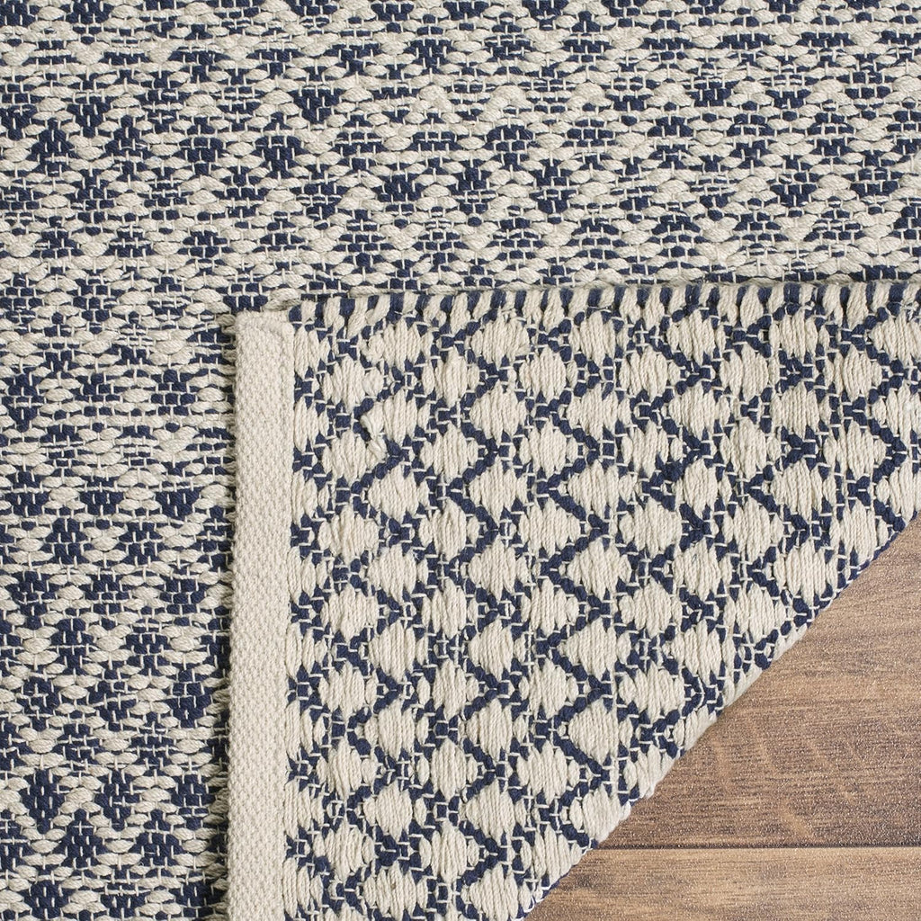 SAFAVIEH Montauk Collection Accent Rug - 4' x 6', Navy & Ivory, Handmade Cotton, Ideal for High Traffic Areas in Entryway, Living Room, Bedroom (MTK601C)