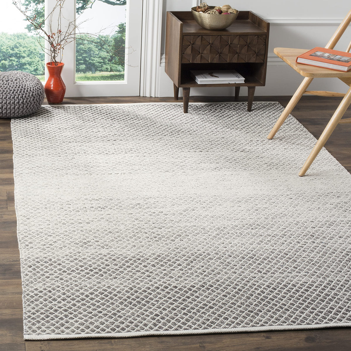 SAFAVIEH Montauk Collection Accent Rug - 4' x 6', Navy & Ivory, Handmade Cotton, Ideal for High Traffic Areas in Entryway, Living Room, Bedroom (MTK601C)