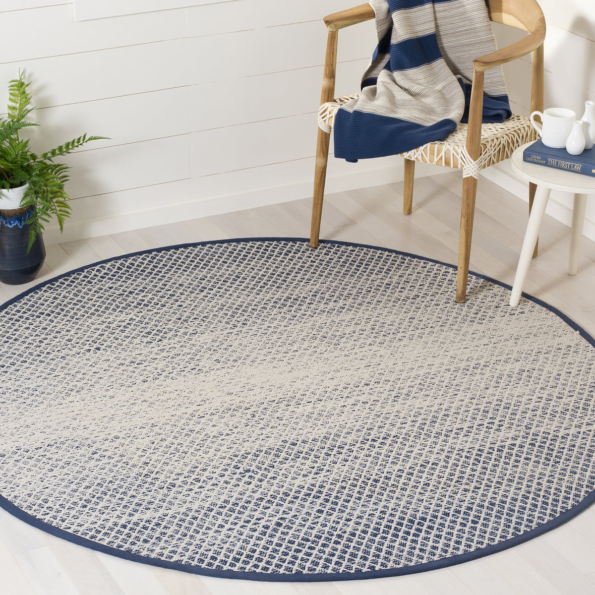 SAFAVIEH Montauk Collection Accent Rug - 4' x 6', Navy & Ivory, Handmade Cotton, Ideal for High Traffic Areas in Entryway, Living Room, Bedroom (MTK601C)