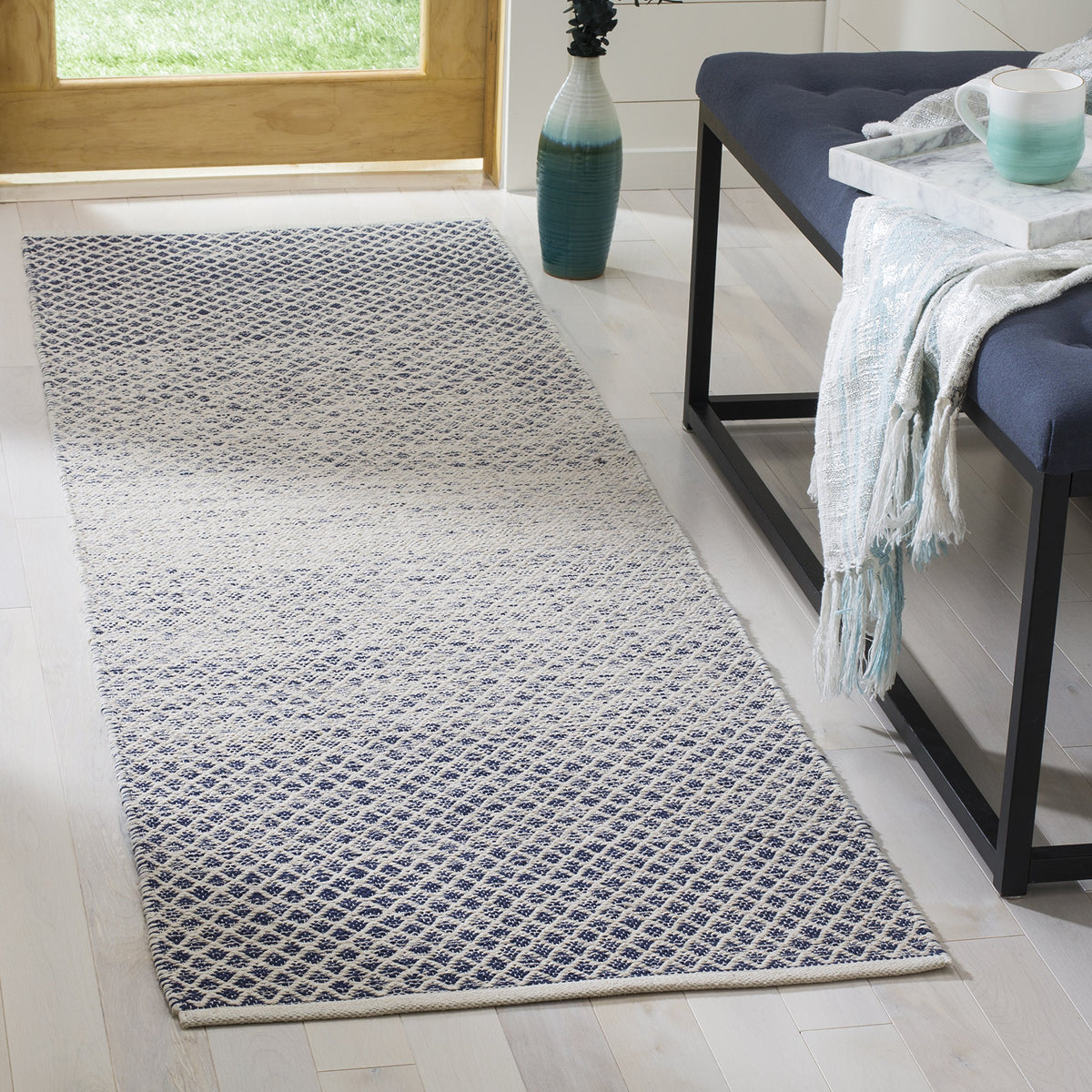 SAFAVIEH Montauk Collection Accent Rug - 4' x 6', Navy & Ivory, Handmade Cotton, Ideal for High Traffic Areas in Entryway, Living Room, Bedroom (MTK601C)