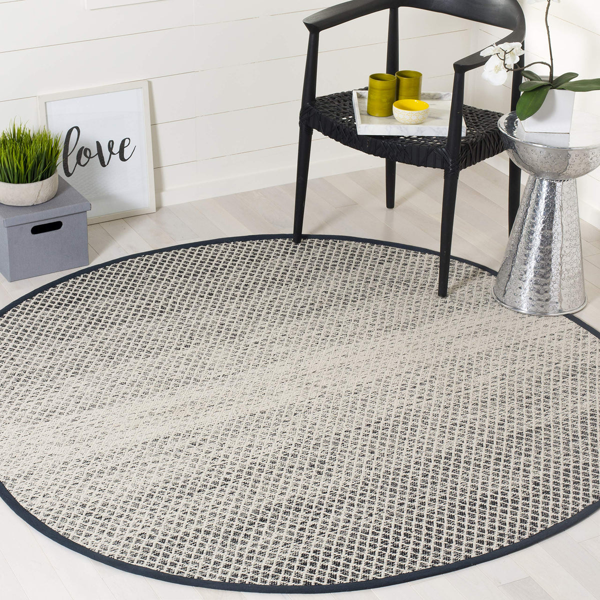 SAFAVIEH Montauk Collection Accent Rug - 4' x 6', Navy & Ivory, Handmade Cotton, Ideal for High Traffic Areas in Entryway, Living Room, Bedroom (MTK601C)