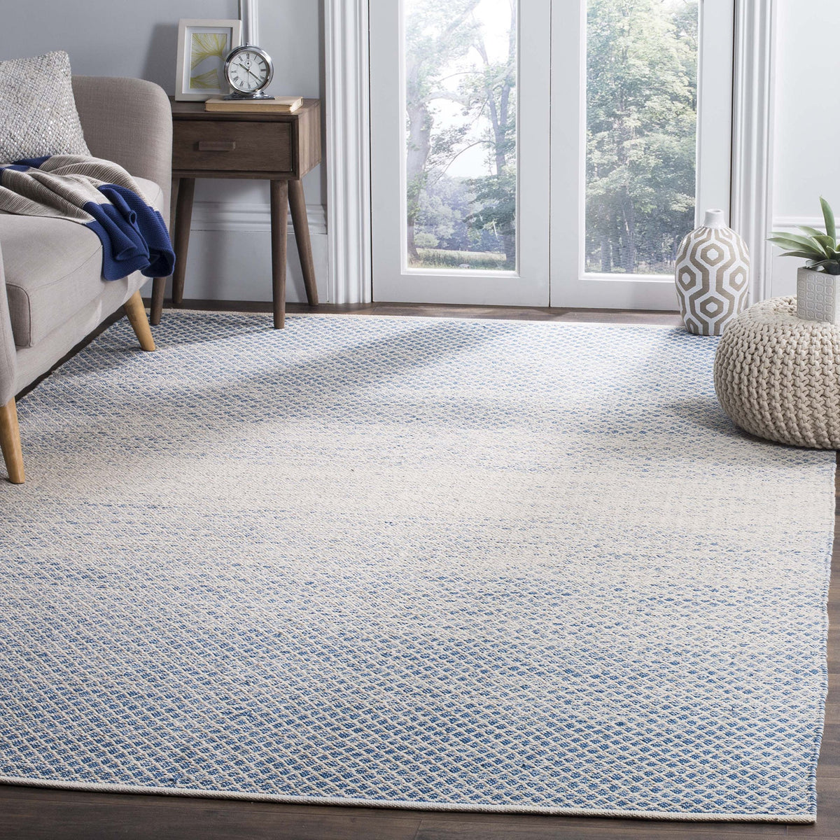 SAFAVIEH Montauk Collection Accent Rug - 4' x 6', Navy & Ivory, Handmade Cotton, Ideal for High Traffic Areas in Entryway, Living Room, Bedroom (MTK601C)