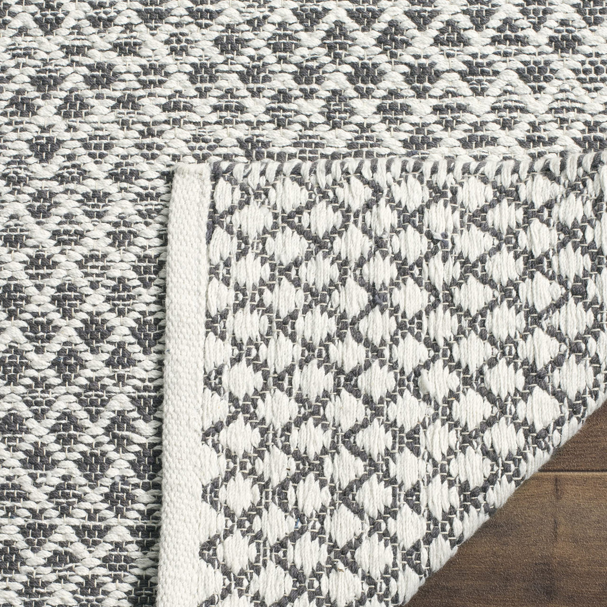 SAFAVIEH Montauk Collection Accent Rug - 4' x 6', Navy & Ivory, Handmade Cotton, Ideal for High Traffic Areas in Entryway, Living Room, Bedroom (MTK601C)