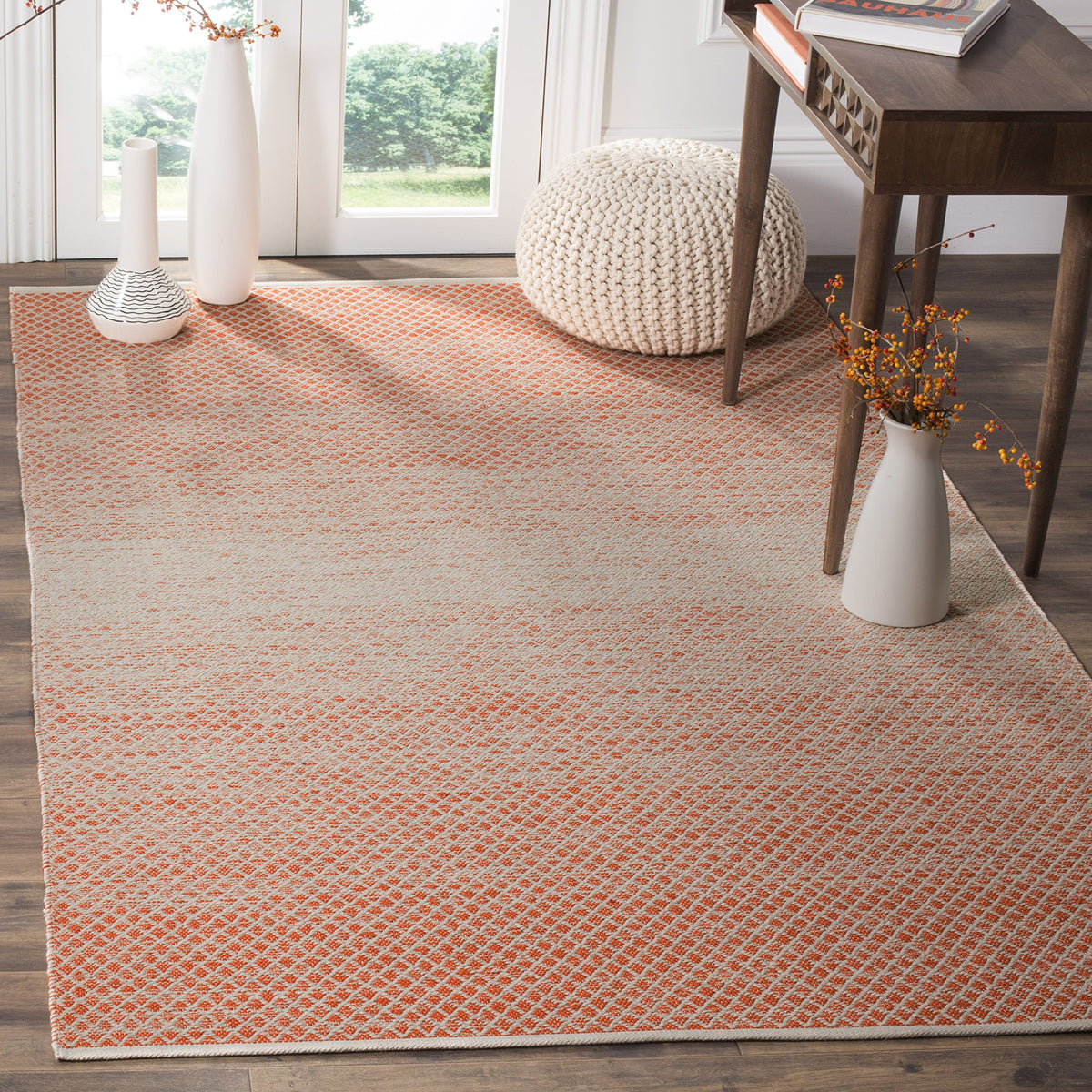 SAFAVIEH Montauk Collection Accent Rug - 4' x 6', Navy & Ivory, Handmade Cotton, Ideal for High Traffic Areas in Entryway, Living Room, Bedroom (MTK601C)