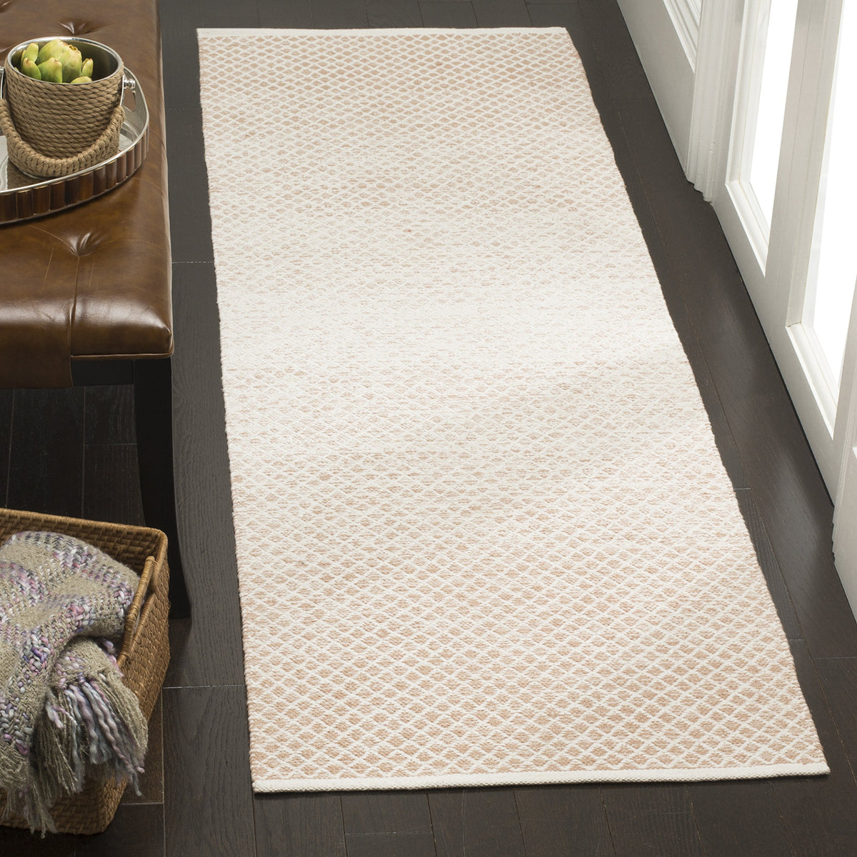 SAFAVIEH Montauk Collection Accent Rug - 4' x 6', Navy & Ivory, Handmade Cotton, Ideal for High Traffic Areas in Entryway, Living Room, Bedroom (MTK601C)