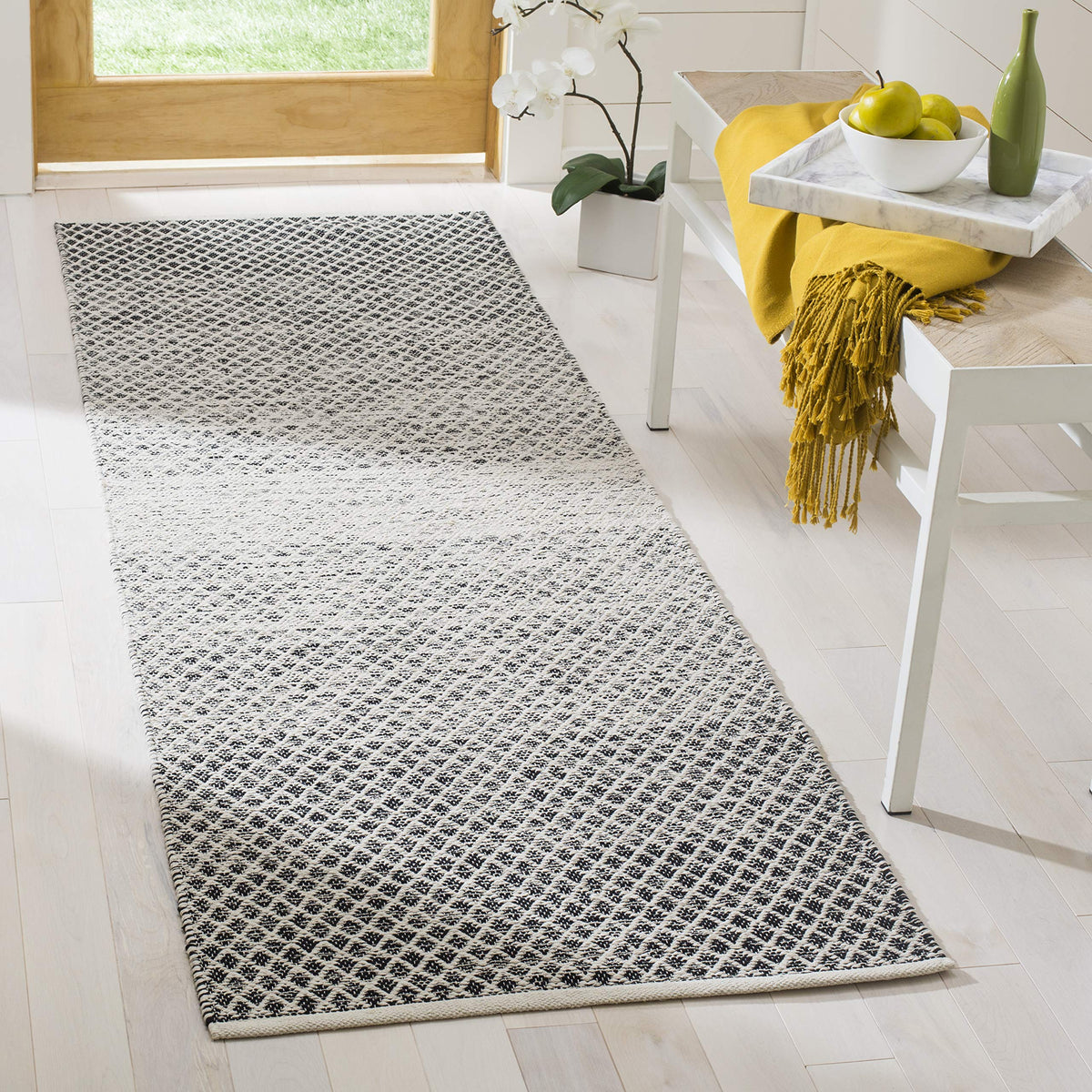 SAFAVIEH Montauk Collection Accent Rug - 4' x 6', Navy & Ivory, Handmade Cotton, Ideal for High Traffic Areas in Entryway, Living Room, Bedroom (MTK601C)