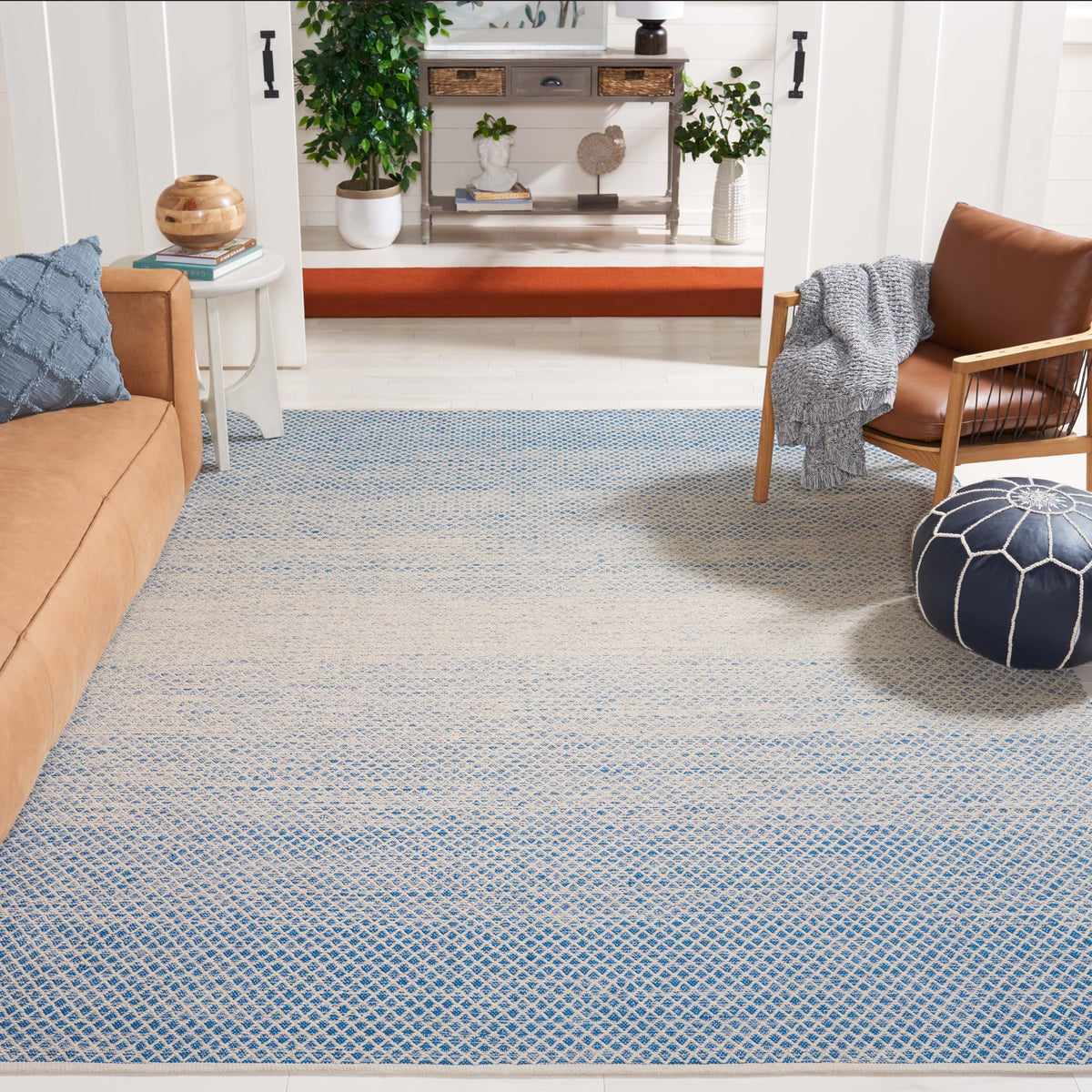 SAFAVIEH Montauk Collection Accent Rug - 4' x 6', Navy & Ivory, Handmade Cotton, Ideal for High Traffic Areas in Entryway, Living Room, Bedroom (MTK601C)