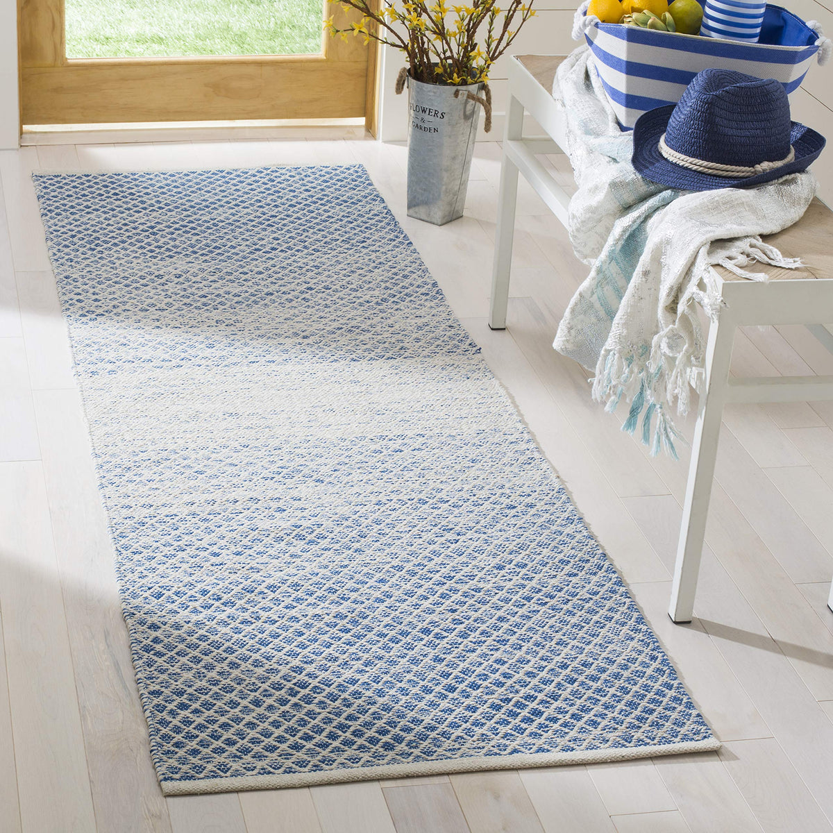SAFAVIEH Montauk Collection Accent Rug - 4' x 6', Navy & Ivory, Handmade Cotton, Ideal for High Traffic Areas in Entryway, Living Room, Bedroom (MTK601C)