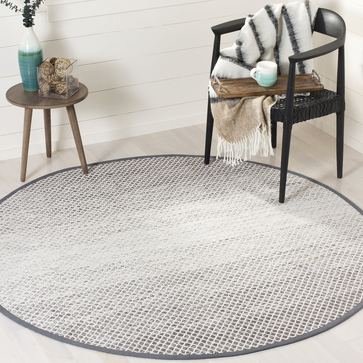 SAFAVIEH Montauk Collection Accent Rug - 4' x 6', Navy & Ivory, Handmade Cotton, Ideal for High Traffic Areas in Entryway, Living Room, Bedroom (MTK601C)