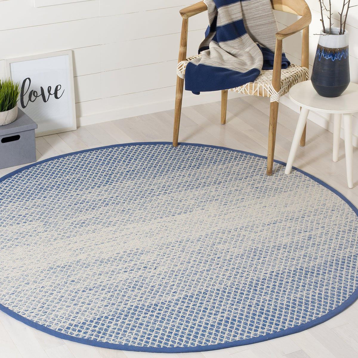 SAFAVIEH Montauk Collection Accent Rug - 4' x 6', Navy & Ivory, Handmade Cotton, Ideal for High Traffic Areas in Entryway, Living Room, Bedroom (MTK601C)