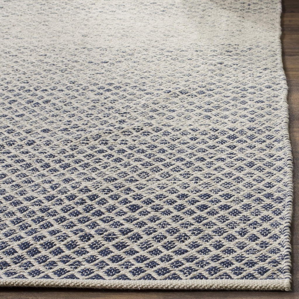 SAFAVIEH Montauk Collection Accent Rug - 4' x 6', Navy & Ivory, Handmade Cotton, Ideal for High Traffic Areas in Entryway, Living Room, Bedroom (MTK601C)