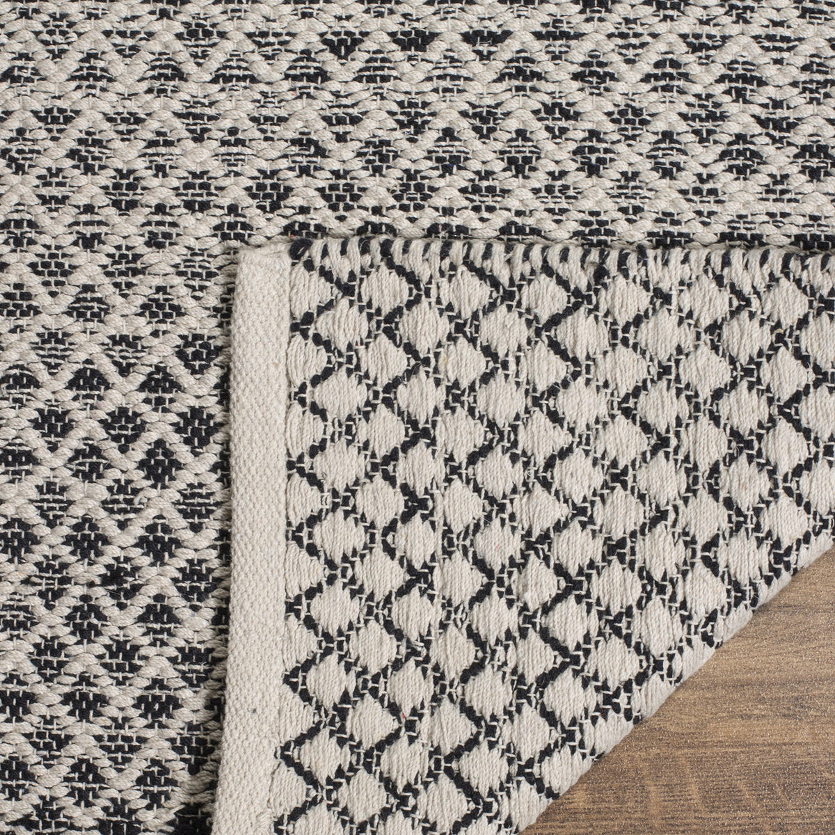 SAFAVIEH Montauk Collection Accent Rug - 4' x 6', Navy & Ivory, Handmade Cotton, Ideal for High Traffic Areas in Entryway, Living Room, Bedroom (MTK601C)